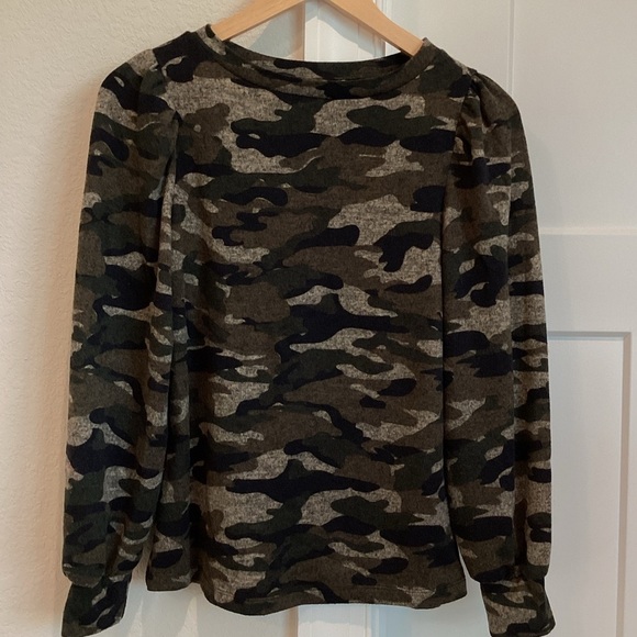 beachlunchlounge Tops - 🕶️ Puff-Sleeve Camouflage Sweater BeachLunchLounge